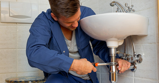 Демонтаж раковины в ванной и на кухне в Ишимбае от Мастер24 – снять старую мойку, цена от 558 руб